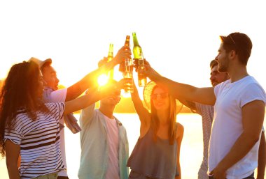 Dışarı asılı bira ile arkadaş 