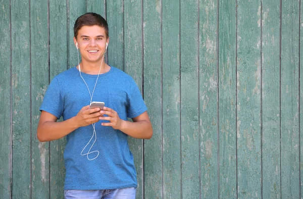 Bonito Cara Ouvir Música Fundo Madeira — Fotografia de Stock