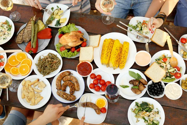 Vänner äter på picknick — Stockfoto