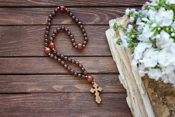 Croix en bois avec fleurs — Photo