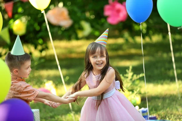 Bambini Che Festeggiano Compleanno Parco — Foto Stock