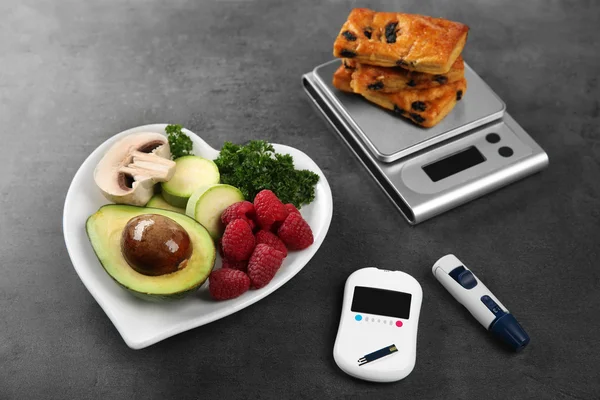 Glukosmätare med mat — Stockfoto