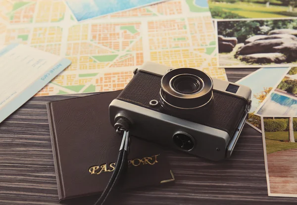 Oldtimer-Kamera, Karte und Reisepass auf Holztisch — Stockfoto