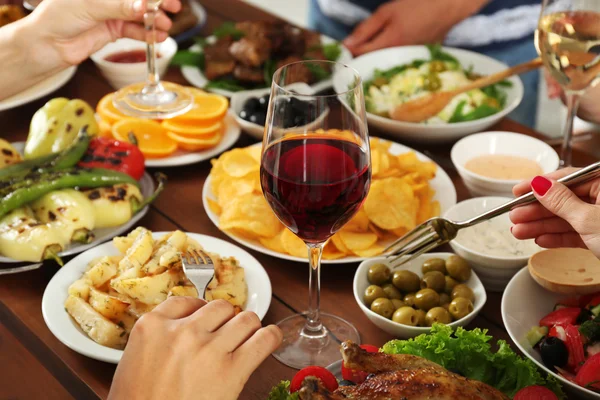 Amigos comendo e bebendo vinho — Fotografia de Stock