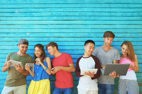 Junge Leute Mit Gadgets Auf Holzplanken Hintergrund — Stockfoto