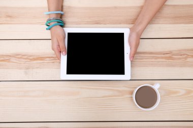 Tablet ile çalışan kadın