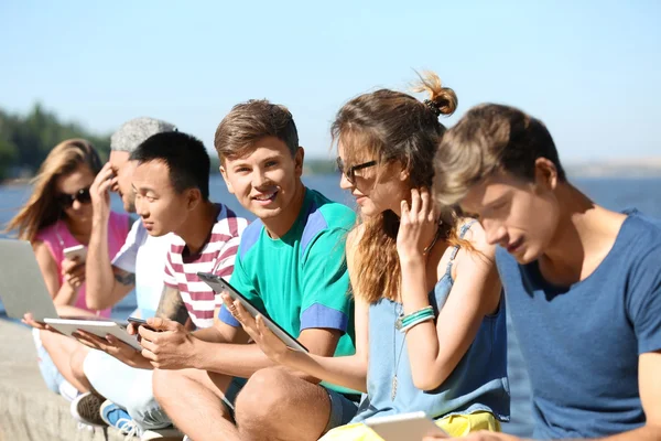 Jovens Com Gadgets Saindo — Fotografia de Stock