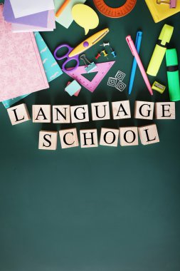 Kara tahta üzerinde renkli ileti örneği ve kelime okul tatilleri