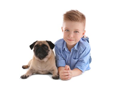 Sevimli çocuk ile pug köpek