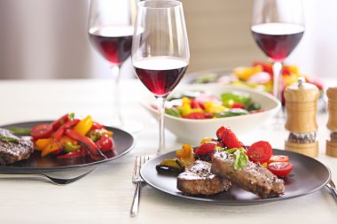 Lezzetli biftek ile kızarmış sebze yemek masası üzerinde