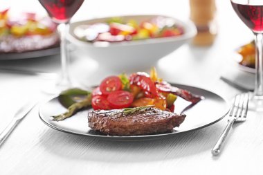 Lezzetli biftek ile kızarmış sebze yemek masası üzerinde