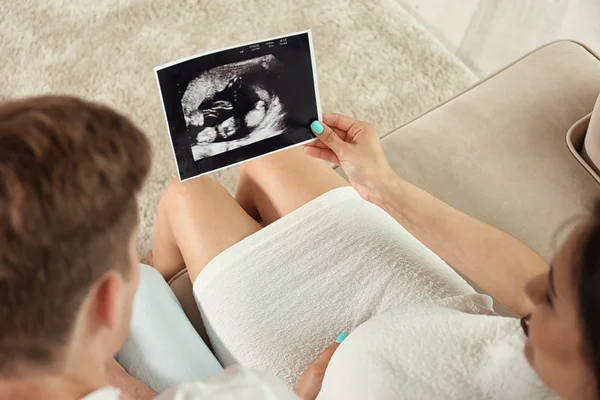 Casal grávida olhando para imagem de ultra-som — Fotografia de Stock