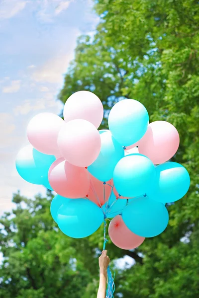 Gospodarstwa kolorowe balony — Zdjęcie stockowe