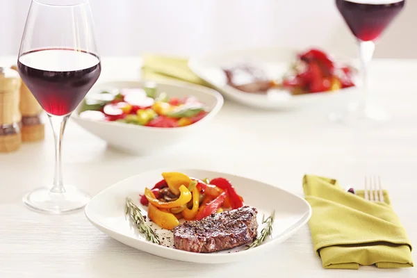 Sabroso bistec con verduras fritas en la mesa — Foto de Stock