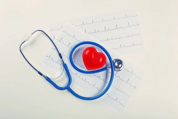 Stéthoscope, cardiogramme et coeur rouge — Photo