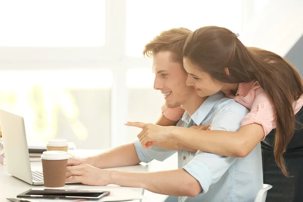 Hermosa Pareja Navegando Por Internet Ordenador Portátil Oficina —  Fotos de Stock