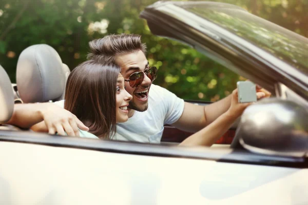 Casal Tomando Selfie Viagem Carro — Fotografia de Stock