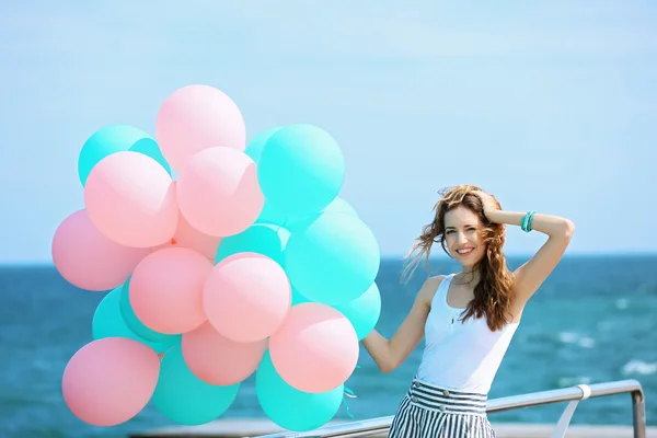 Frau mit bunten Luftballons — Stockfoto