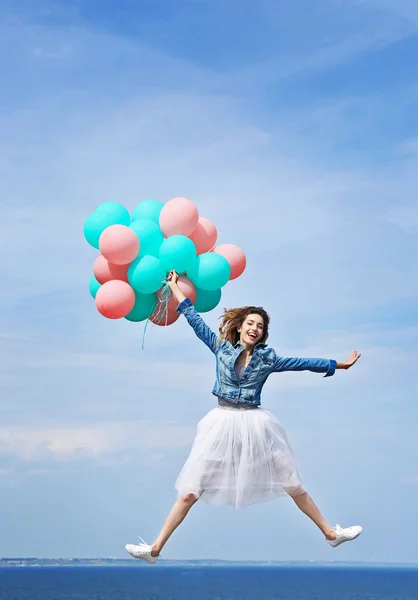 Donna con palloncini colorati — Foto Stock