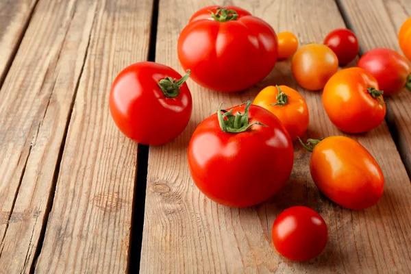 Composição de tomates vermelhos e amarelos — Fotografia de Stock