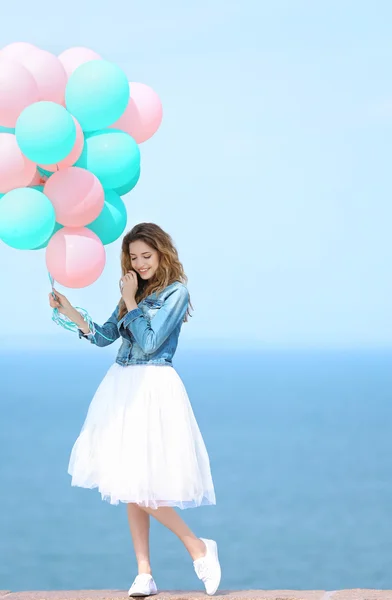 Mujer con globos de colores — Foto de Stock