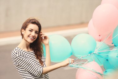 kadın renkli balonları