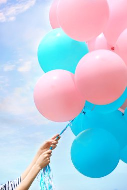 renkli balonlar holding