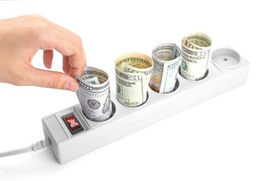 elektrik prizine takın dolar koyarak el