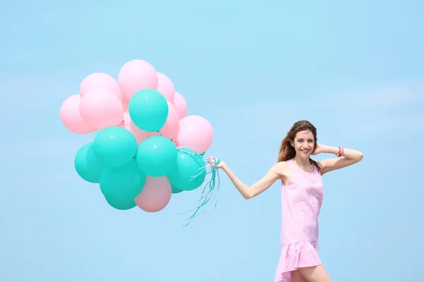 Femeie cu baloane colorate — Fotografie, imagine de stoc