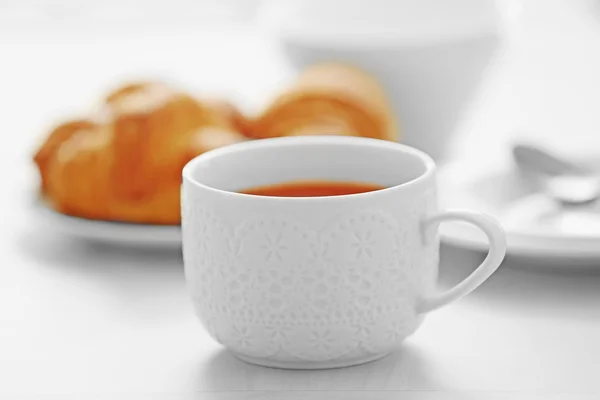 Csésze tea, croissant-t, a táblázat — Stock Fotó