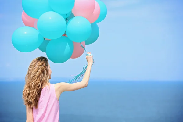 Kvinna med färgglada ballonger — Stockfoto