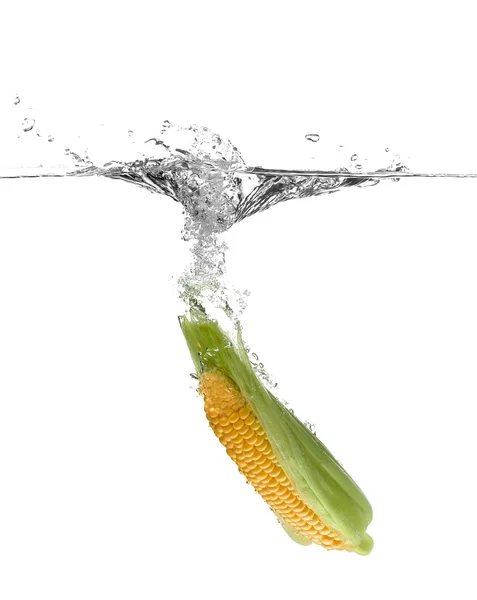 Melepas kulit jagung jatuh ke dalam air — Stok Foto
