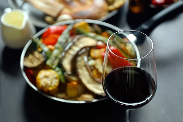 Vinho e legumes grelhados — Fotografia de Stock