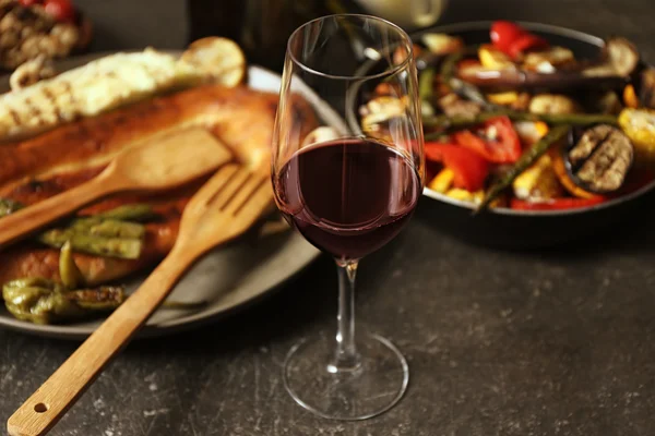 Vino y verduras a la parrilla —  Fotos de Stock