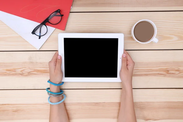 Vrouw die met een Tablet PC werkt — Stockfoto