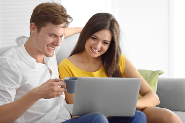 Schönes Paar Surft Hause Laptop Internet — Stockfoto