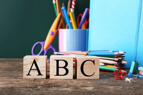 Papelaria colorida e palavra ABC sobre a mesa — Fotografia de Stock