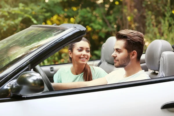 Beau couple en voiture — Photo