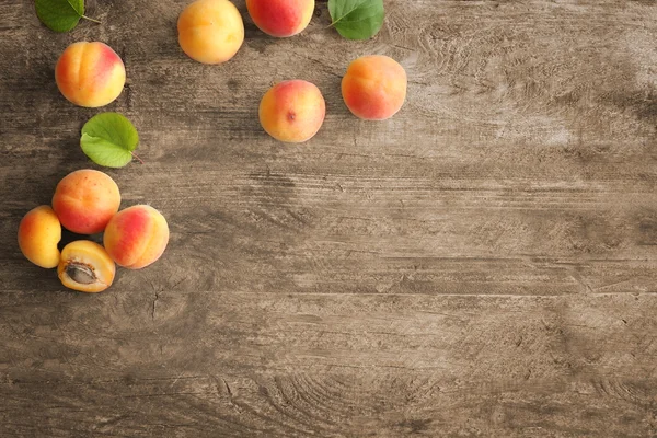 Свежие абрикосы на столе — стоковое фото