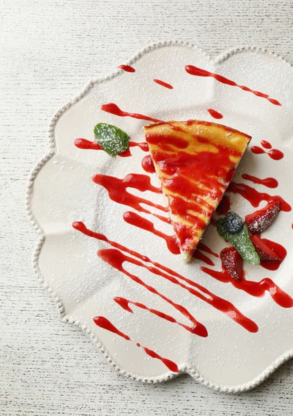 흰색 접시에 딸기와 치즈의 맛 있는 조각 — 스톡 사진