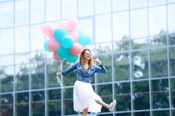 Vrouw met kleurrijke ballonnen — Stockfoto