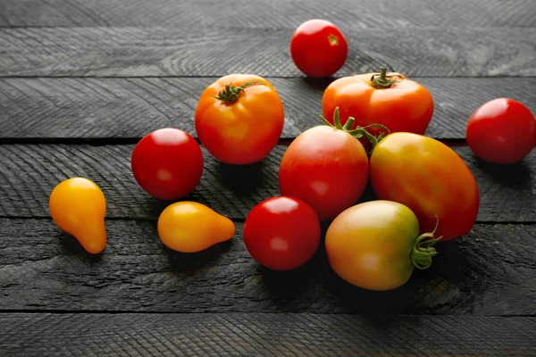 Samenstelling van rode en gele tomaten — Stockfoto