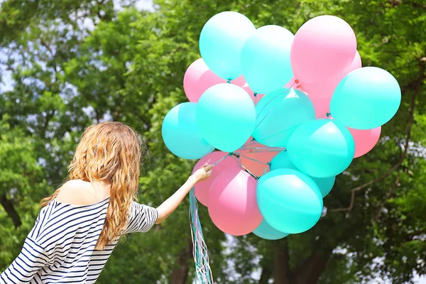 Kvinna med färgglada ballonger — Stockfoto