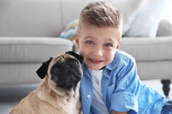 階のパグ犬と少年 — ストック写真