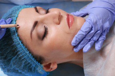 Cerrah elleri kadın yüzü incelemek