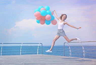 kadın renkli balonları