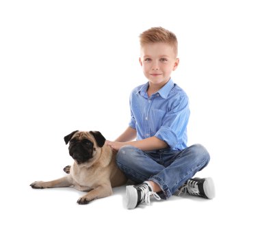 Sevimli çocuk ile pug köpek