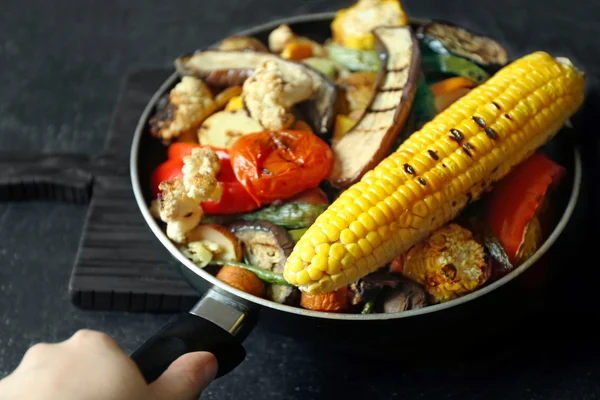 Gegrilde groenten in koekenpan op tafel — Stockfoto