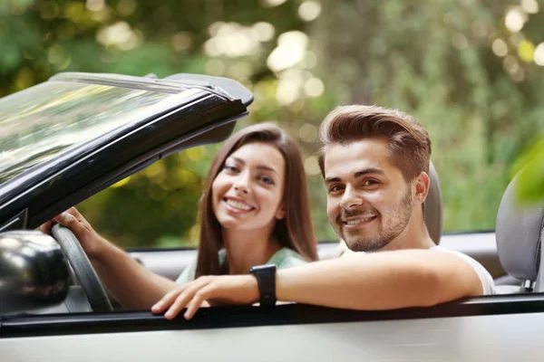 Mooie paar in auto — Stockfoto