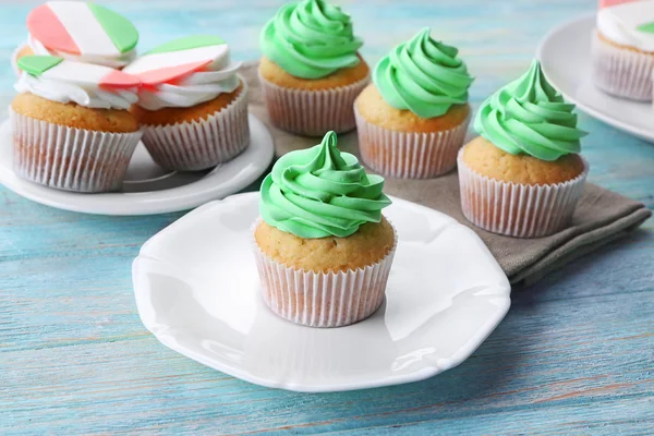 Sabrosos cupcakes en el plato . — Foto de Stock